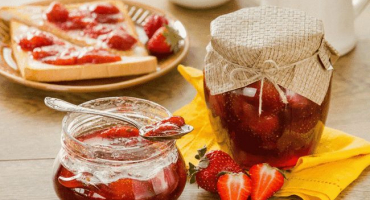 7 Receptů na hustý, pětiminutový jahodový džem na zimu s celými bobulemi